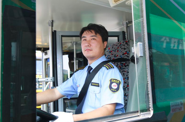 从军人到公交人两身制服一身情怀