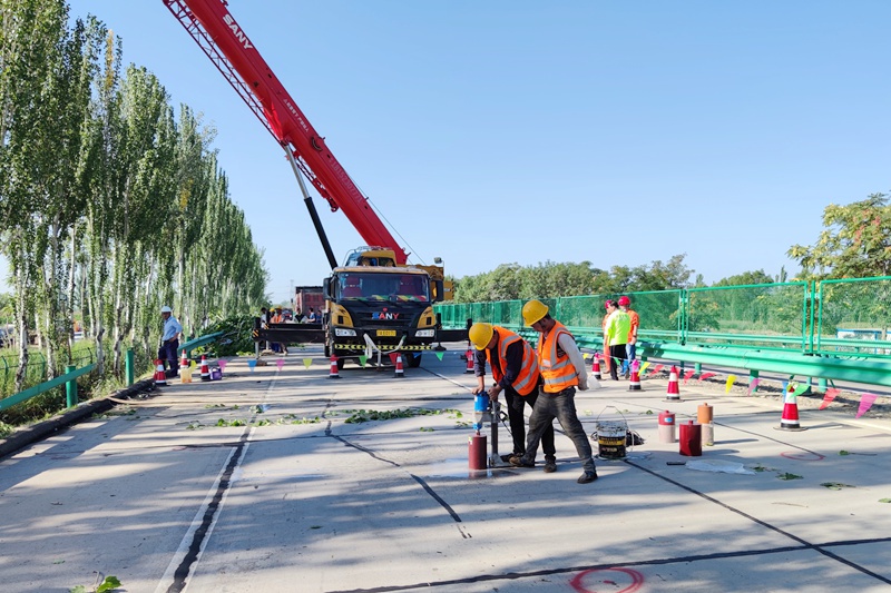 银昆高速突发险情 多方协作共保畅通