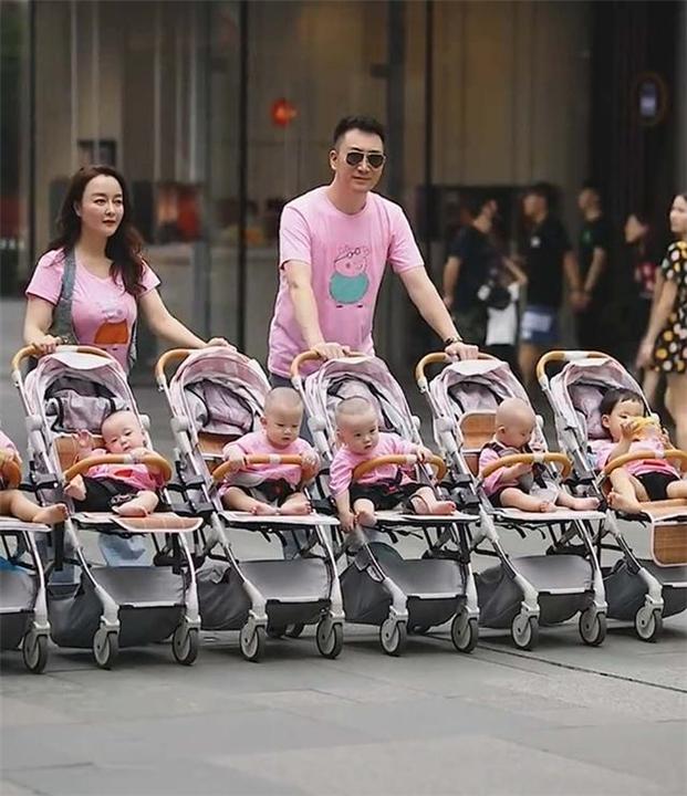头胎双胞胎女儿二胎四胞胎儿子小两口带6个娃逛街太拉风