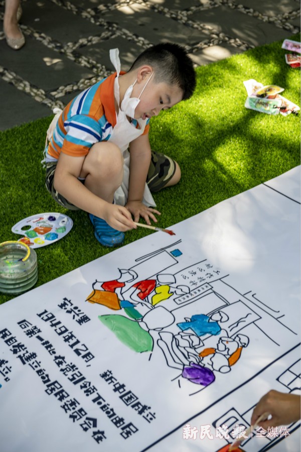 十米红色长卷绘英雄足迹百年不灭军魂铸外滩巨变