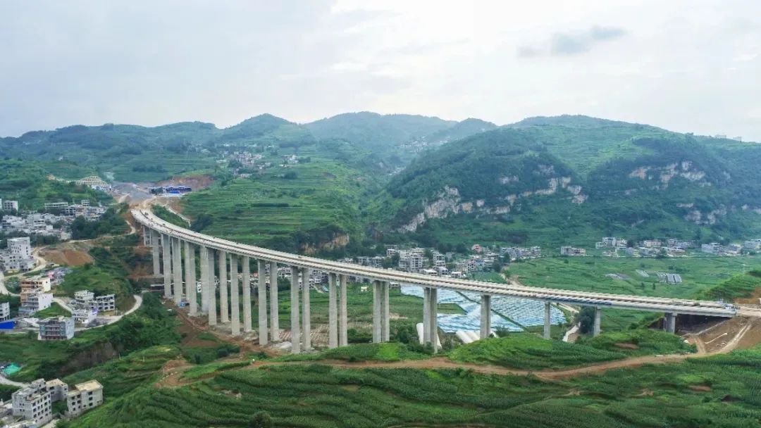 云南与贵州的交界岩脚村起于旧府街道陈贝屯村设置互通立交2座隧道2座