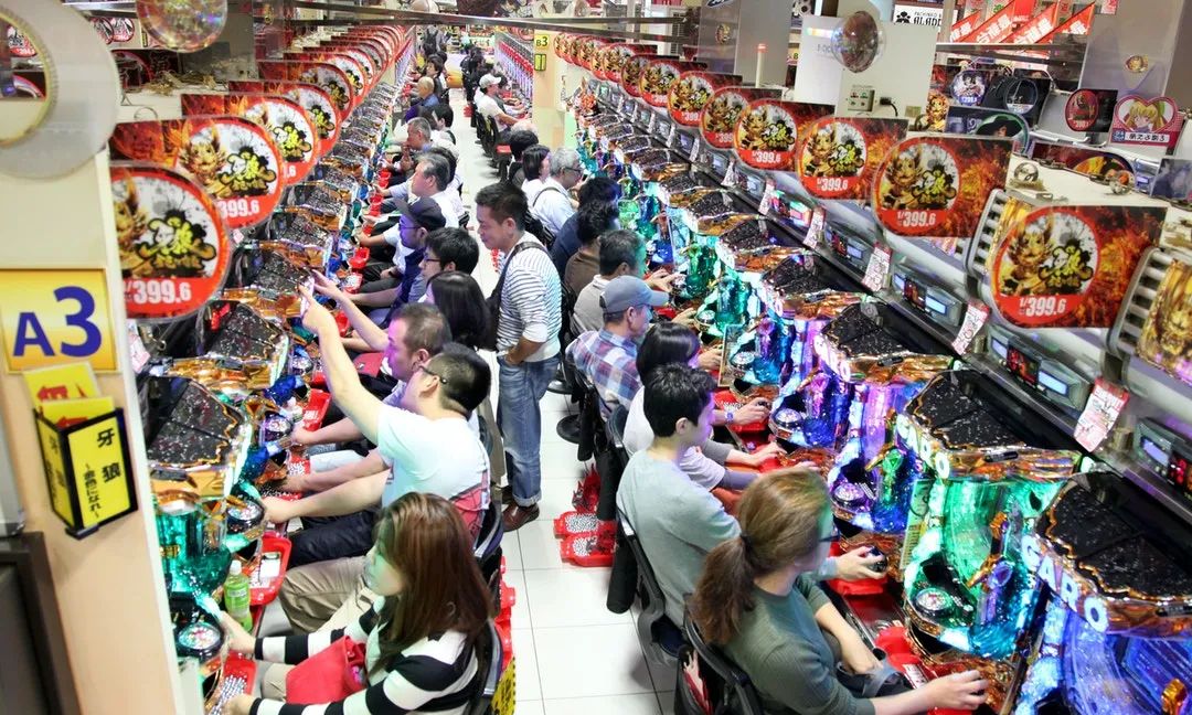 日本27岁"柏青哥"服务生的一天:扫大街,下跪,做表,占座,带新人,生活从