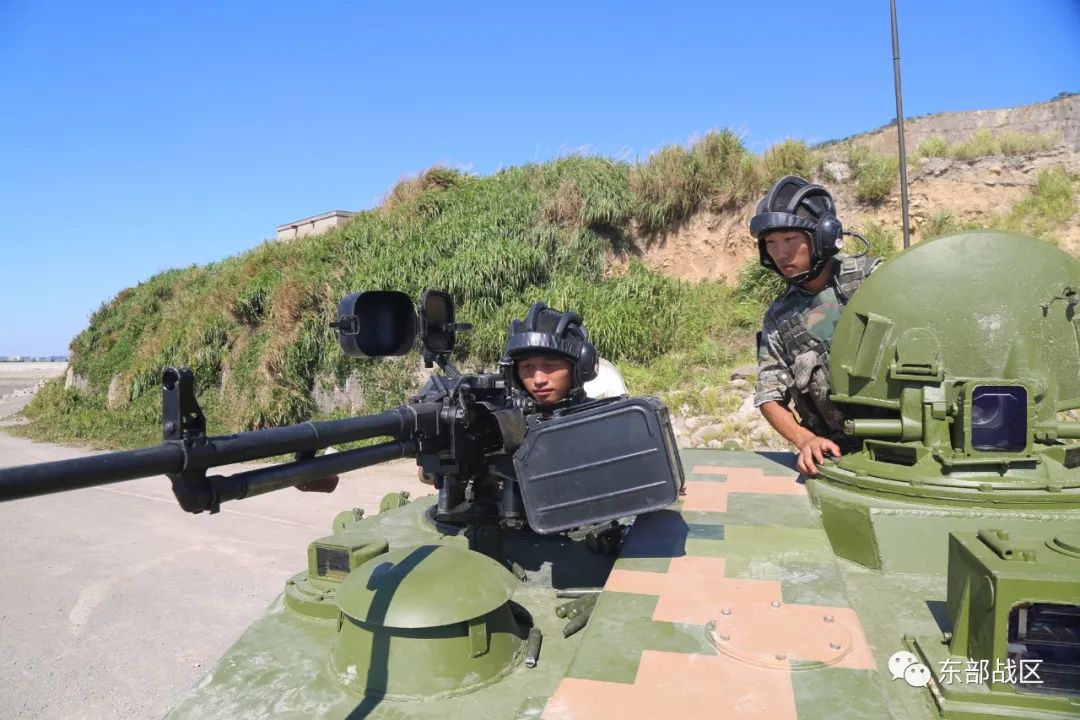 海防部队炮兵开火