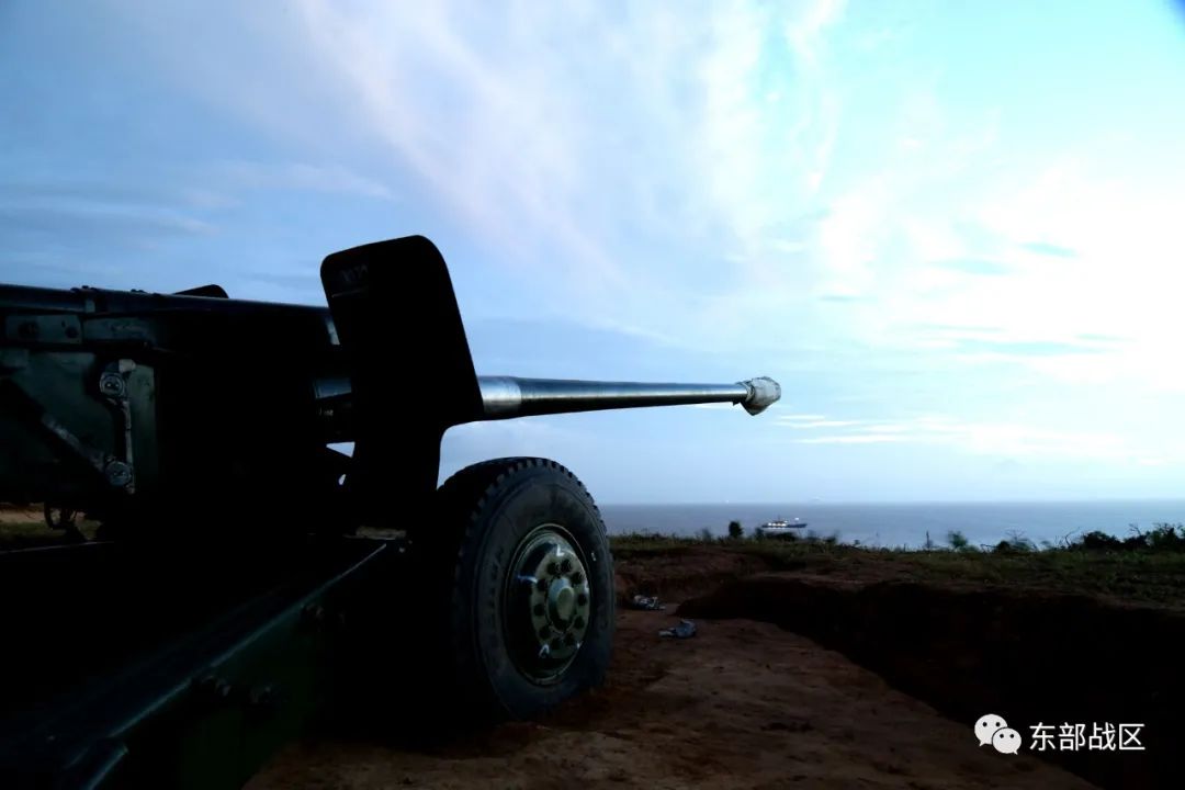 海防部队炮兵开火