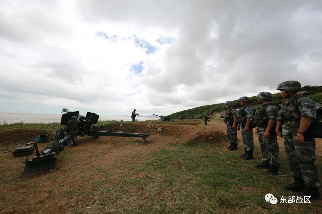 海防部队炮兵开火