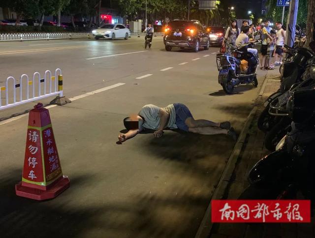 昨晚,海口一非机动车道上,突然有一男子睡在路中.