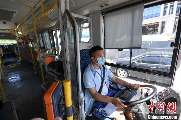 唐鹏程驾驶着公交车在路上行驶. 杨华峰 摄