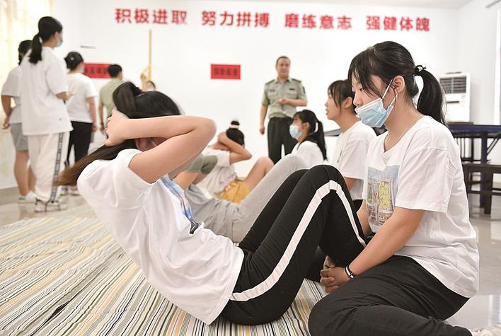 8月19日,应征女青年在丹阳市人武部征兵体检站参加初检.