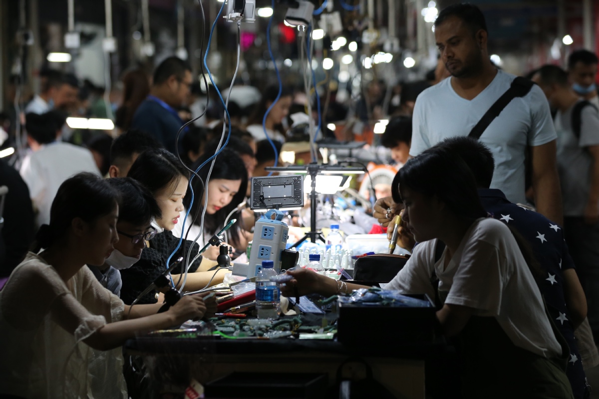 【打卡我的小康生活】翡翠直播助力边城瑞丽发展 "夜间经济"红似火