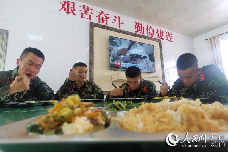 部队饭堂盘子图片