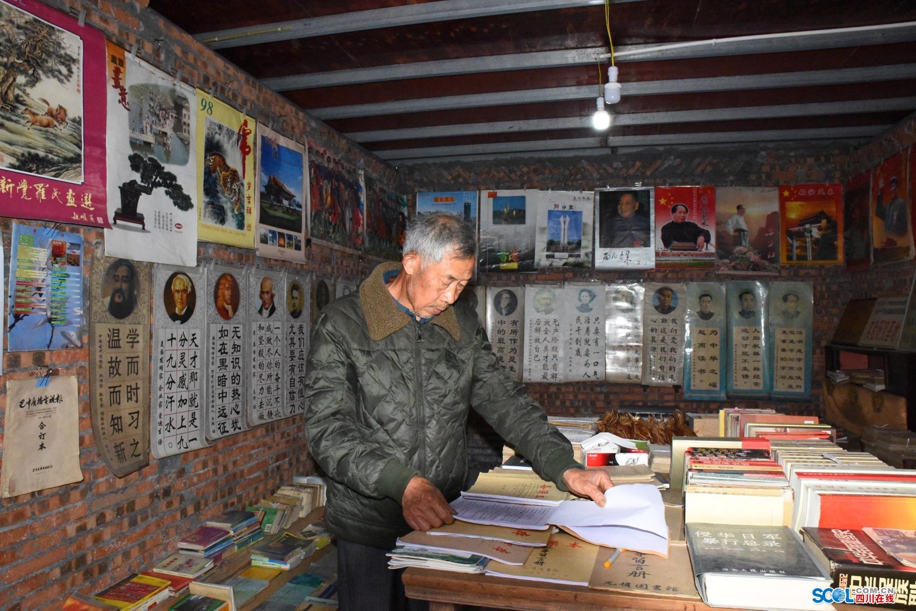 四川省第六届助人为乐模范陈光伟37年拾荒捡出一座图书馆