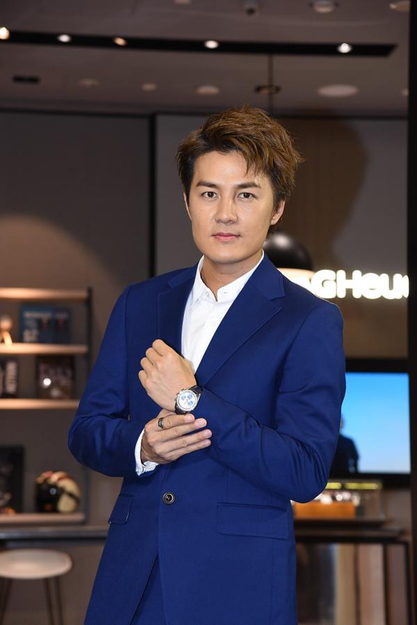 吴克群穿宝蓝色西装洋气时髦为腕表代言秒变贵公子