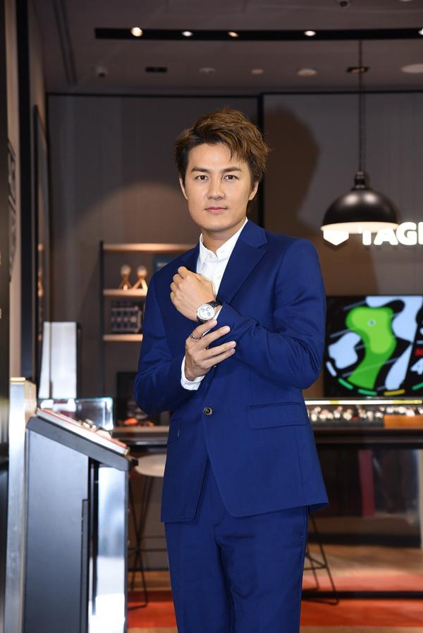 吴克群穿宝蓝色西装洋气时髦为腕表代言秒变贵公子