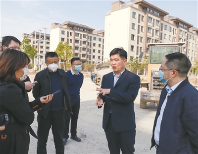 双沟镇党委书记王鹏(右二)