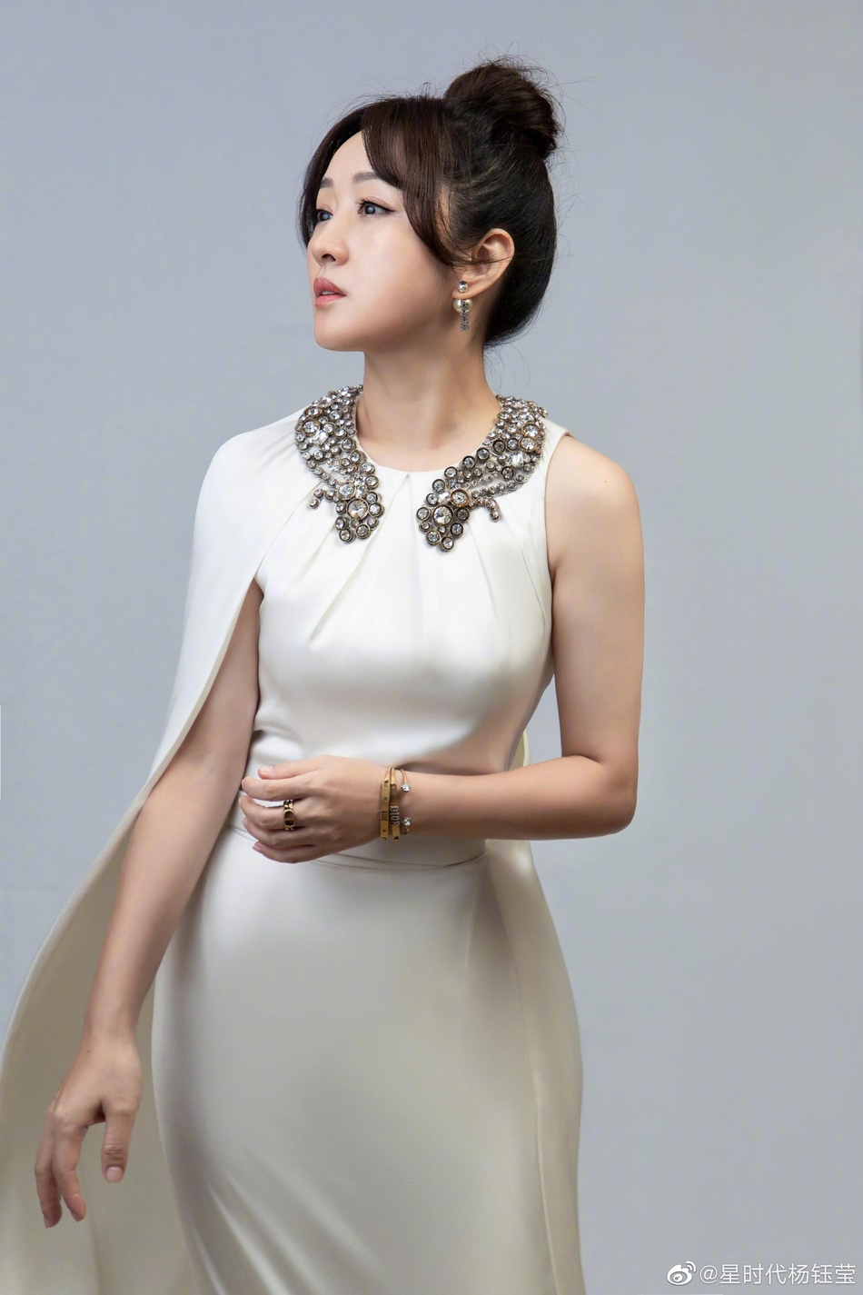 杨钰莹穿白色礼服秀美肩悠闲自拍甜笑温婉可人