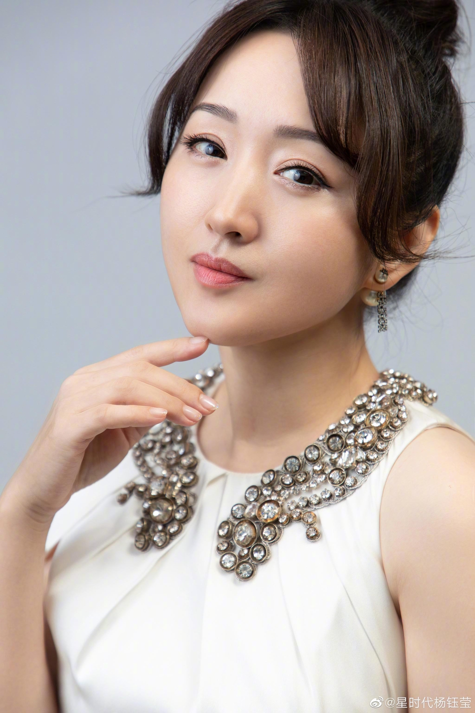 杨钰莹穿白色礼服秀美肩悠闲自拍甜笑温婉可人