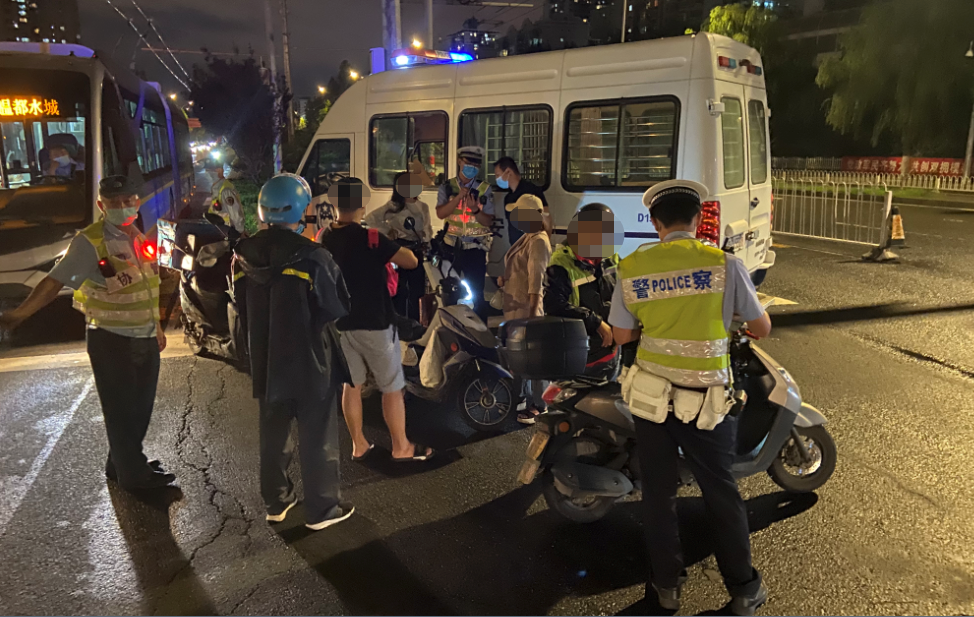 昌平交警夜查摩托车电动自行车违法 两晚处罚百余起