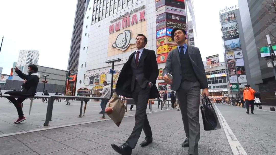 日本27岁"柏青哥"服务生的一天:扫大街,下跪,做表,占座,带新人,生活从