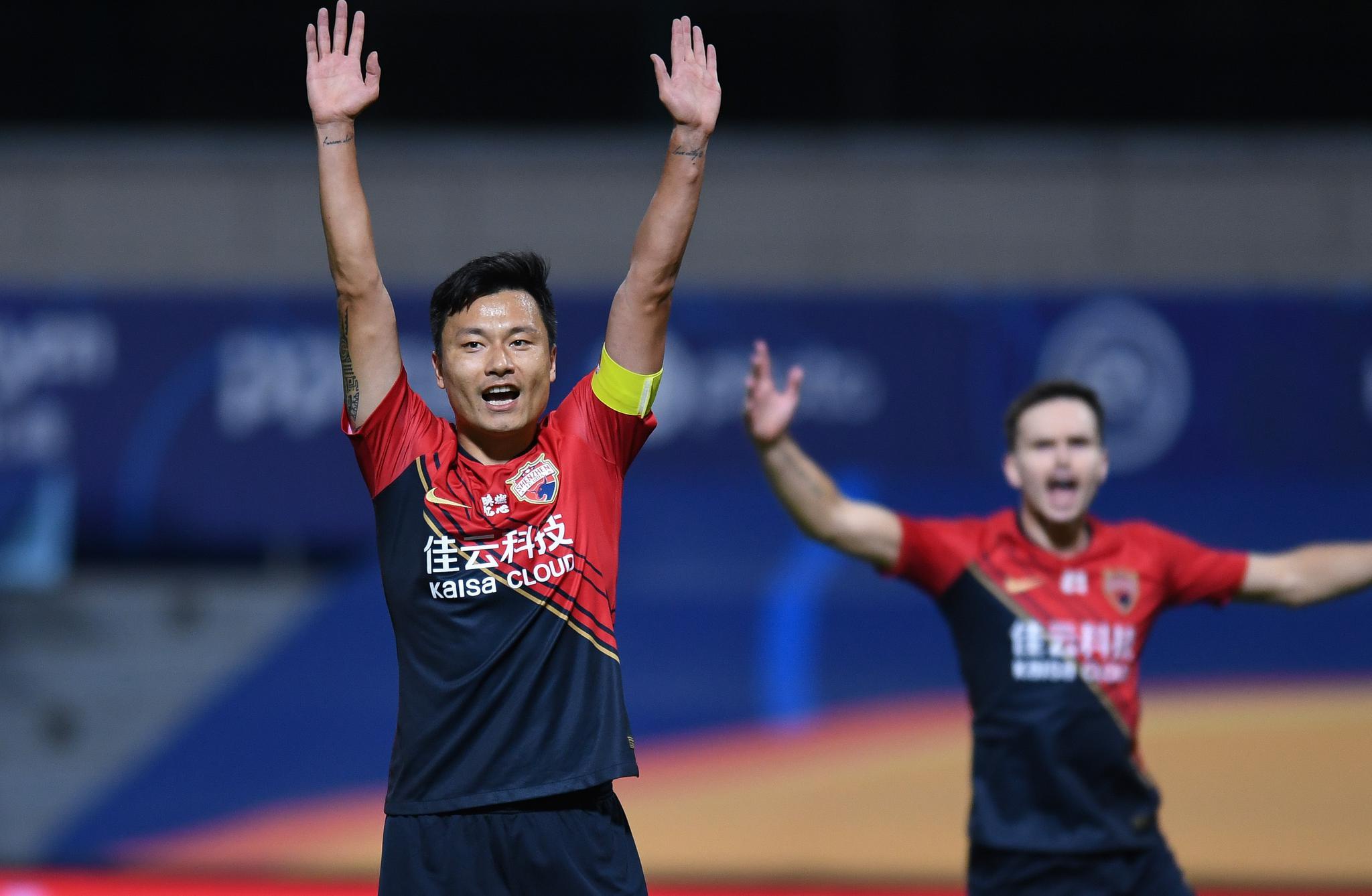 深圳佳兆业队球员郜林(左)在进球后庆祝.新华社记者龙雷摄