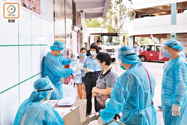 香港市民进行新冠病毒检测 图自“东网”