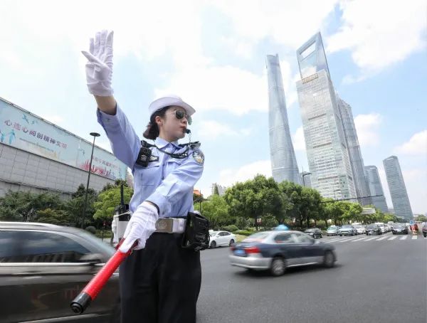 51的铁皮蛋糕上警花们舞姿飒爽