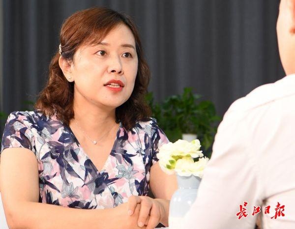 (图为刘莉敏主任在直播间接受专访.