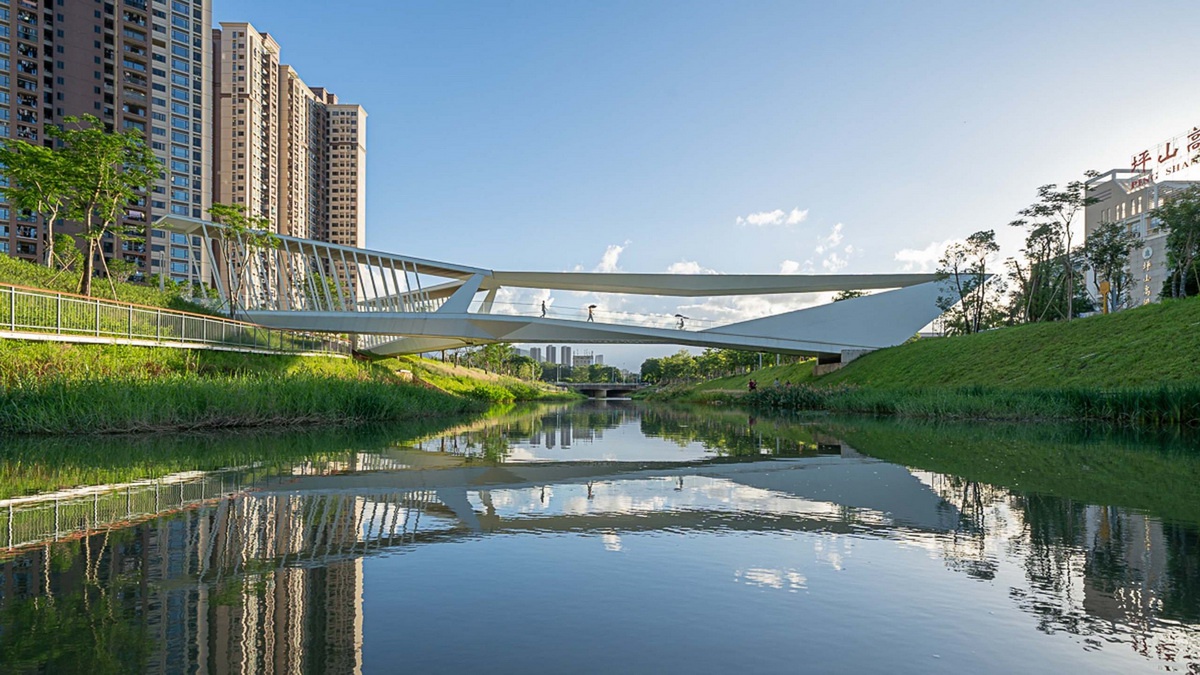 平静之中见张力:深圳坪山高级中学跨河人行桥 / 南沙原创
