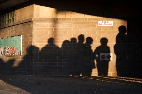 ▲资料图片：2016年11月8日，选民在美国宾夕法尼亚州费城的一个投票处外排队等待。（新华社/欧新中文）