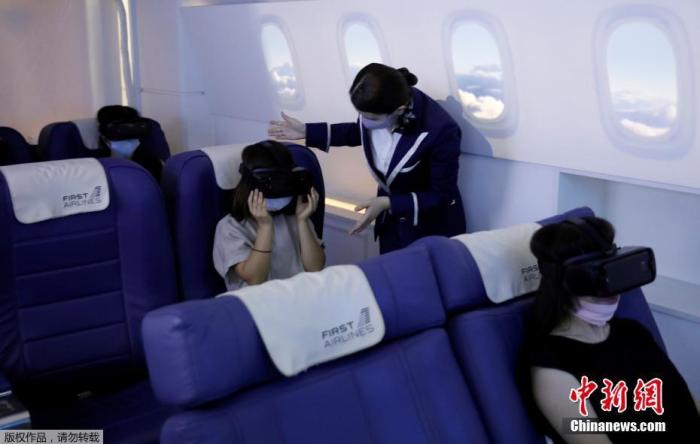 资料图:日本东京,First Airlines推出VR飞行体验,消费者在360度欣赏城市风光的同时还可以享受到“空姐”的机舱服务。