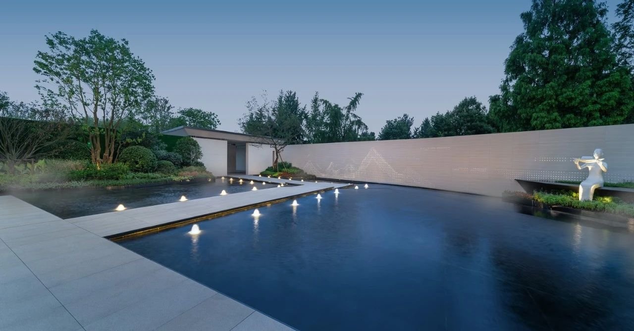 蜿蜒曲折的景观步道两侧;"浓荫叠翠"的镂空景墙,"天空之镜"的镜面水景