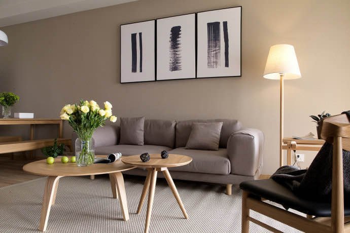 杏色的背景墙上加入黑白水墨画,保留了水墨的意境,也展现了现代阴术