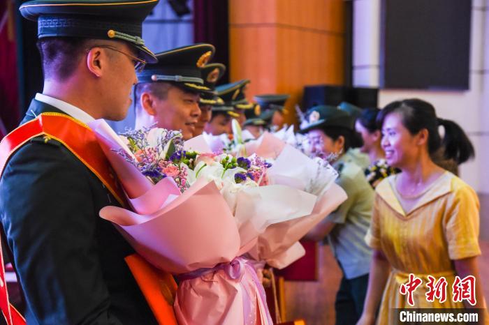 家属及官兵代表向转业干部献花. 石永明 摄