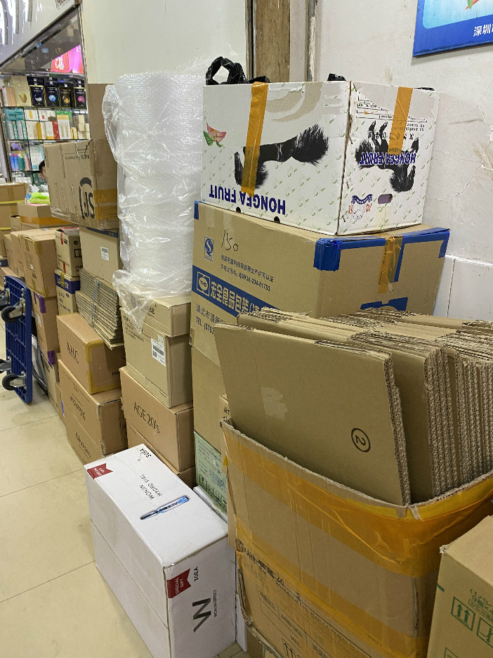 明通商场档口门外堆积的货物纸箱时代财经 摄(2020年8月)