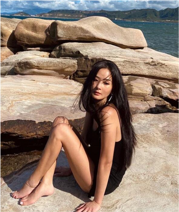 台湾名媛孙芸芸为了拍美照爬海边礁石上与海蟑螂为伍突然跌倒紧急就医