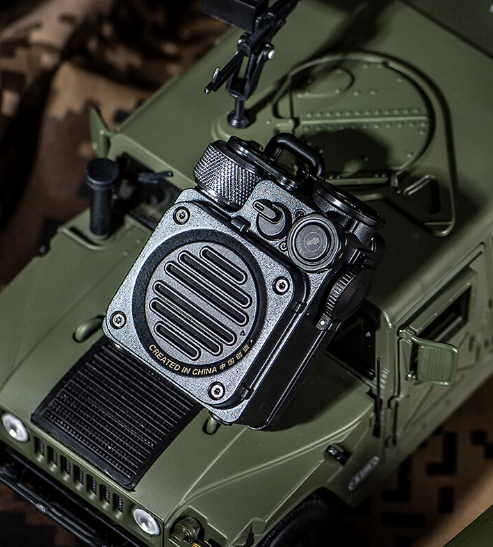 风格非常地硬朗酷炫,像是给兵哥哥们户外野战时使用的.