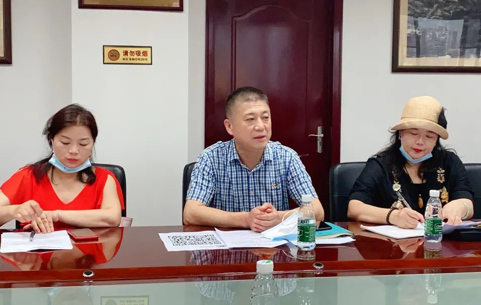 武汉市群艺馆馆长王志武(中)