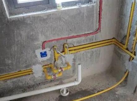 工人把燃气管预留这个位置,太难看了|燃气管|煤气公司|厨房_新浪新闻