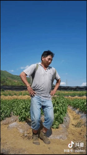 一位跳孔雀舞的云南大叔在网上走红,网友评论:被种地耽误的灵魂舞者!