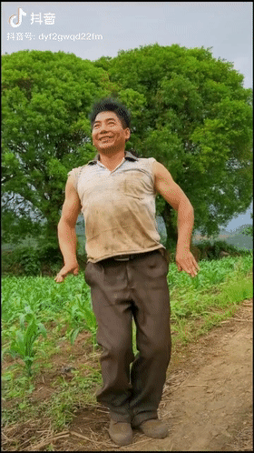 一位跳孔雀舞的云南大叔在网上走红,网友评论:被种地耽误的灵魂舞者!