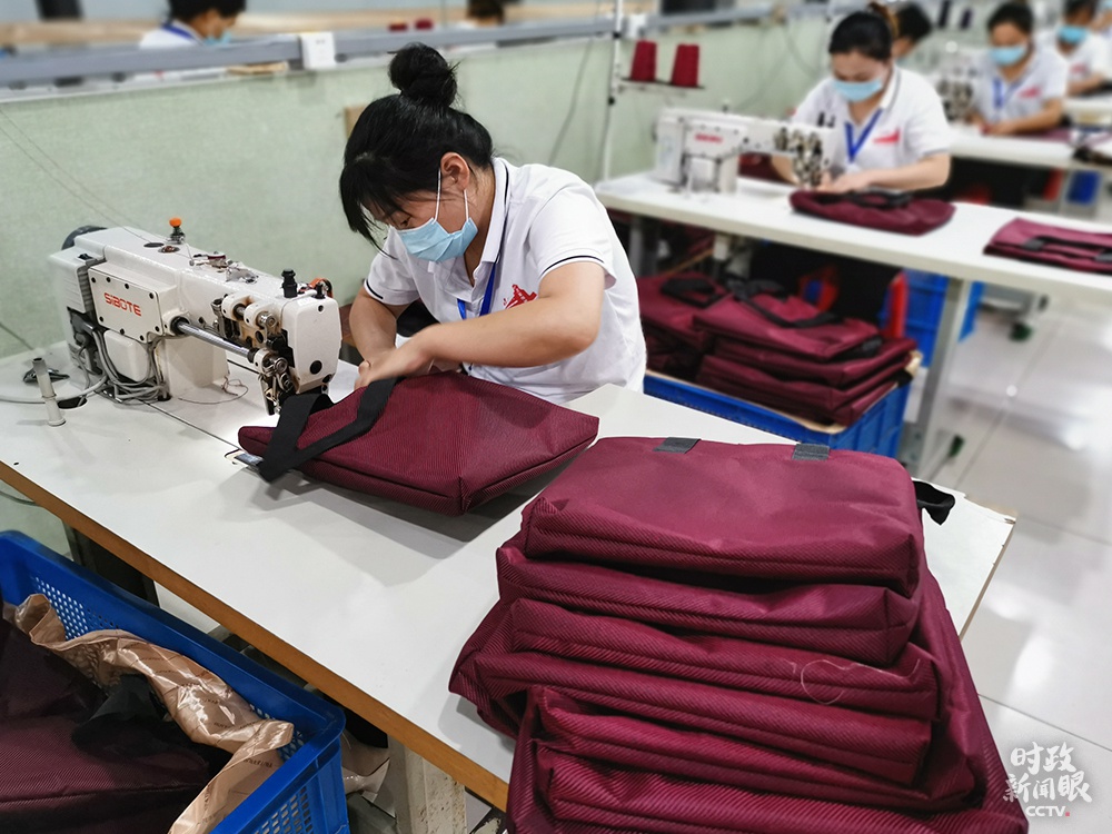 △扶贫车间的背包缝制生产线（总台央视记者李晓周拍摄）