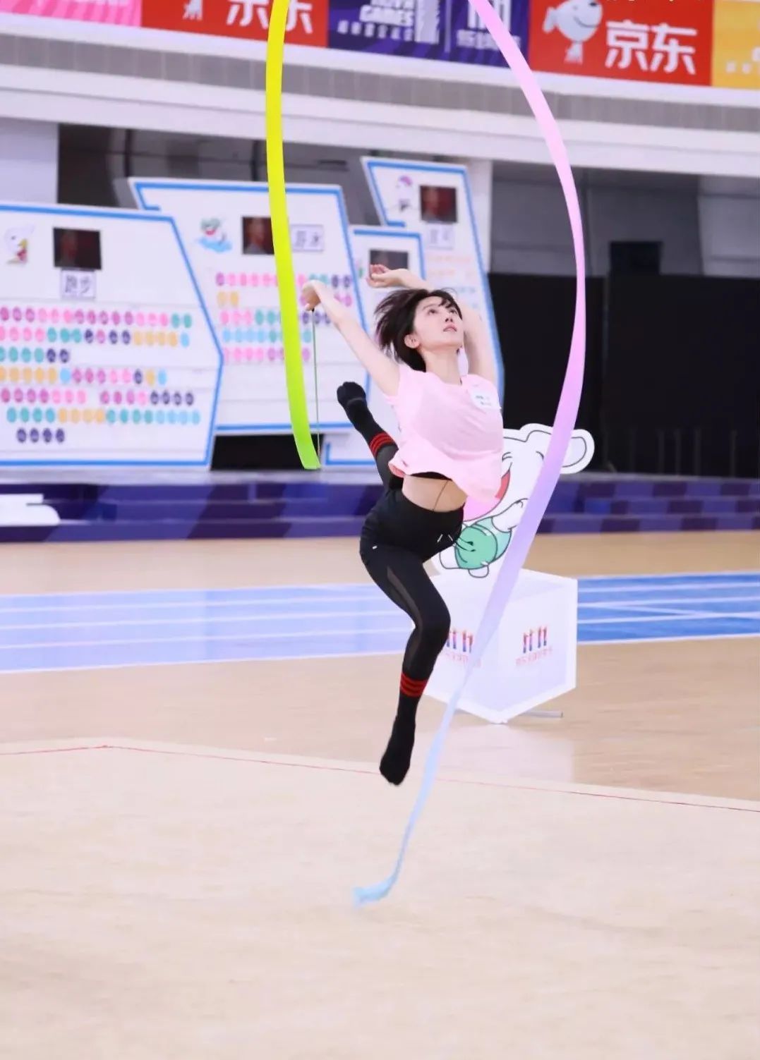 天使颜值魔鬼身材陈小纭运动会连夺两金这身材实在顶不住