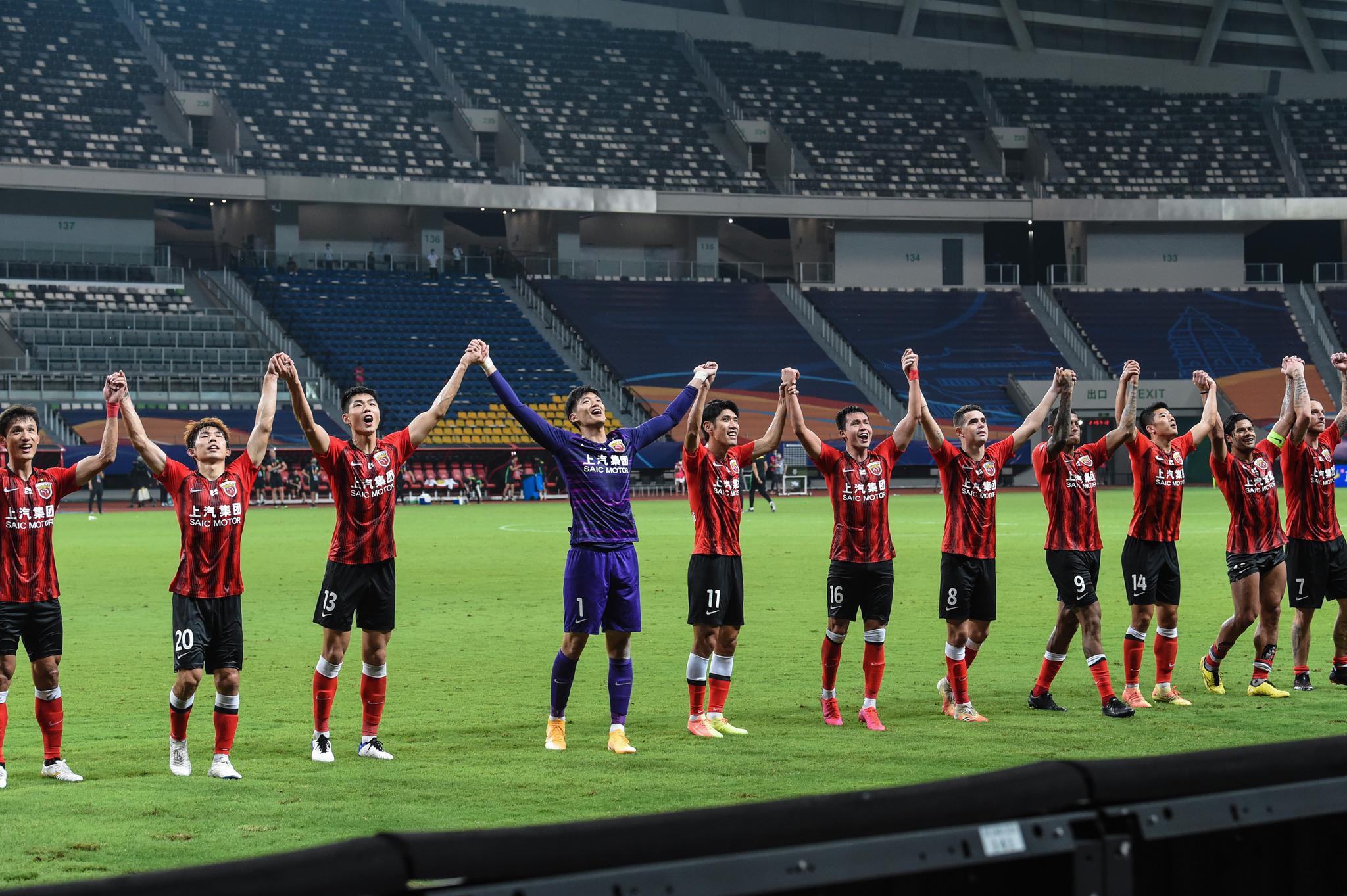中超|球迷"归来" 上港登顶