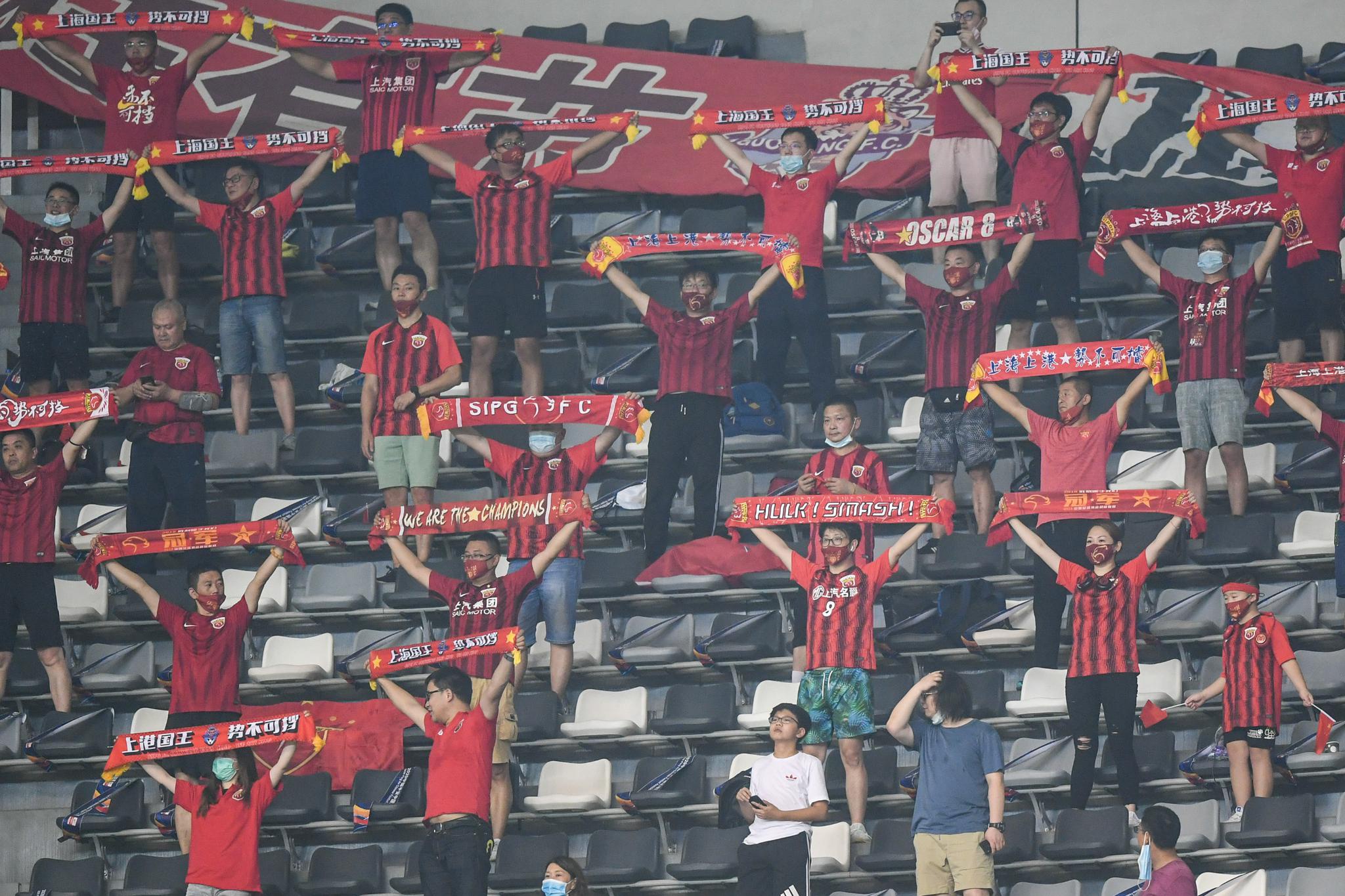 中超联赛苏州赛区迎来首批观众现场观战.新华社记者李博摄