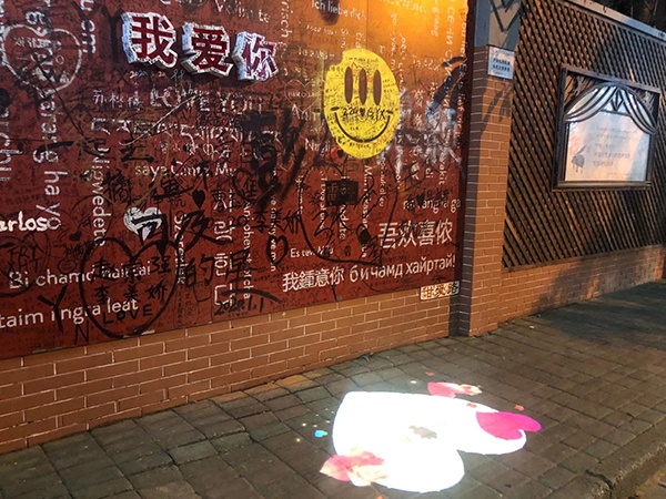 近年来,虹口区有关部门和街道先后在甜爱路上设置了爱情邮筒,爱情浇
