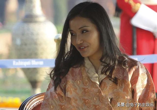 30岁不丹王后做客国外,独自抢先坐"主人位",惹怒国王也不屑|王后|佩玛