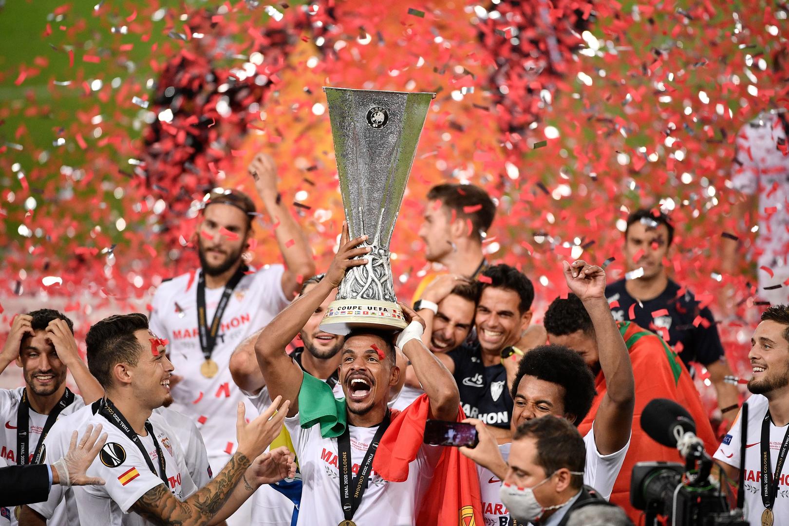 塞维利亚第6次捧起欧联杯冠军奖杯(图据ic photo)