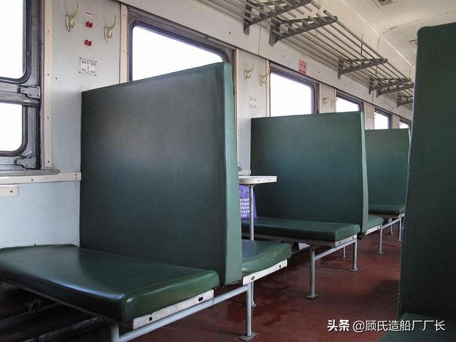 22型硬座车厢内部yw22型硬卧客车,我们的火车站在试制成功硬卧车后