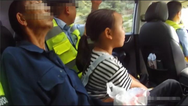 爷爷摔伤交警帮忙送医，8岁小孙女敬礼致谢：长大后我要成为你休闲区蓝鸢梦想 - Www.slyday.coM