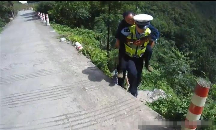 爷爷摔伤交警帮忙送医，8岁小孙女敬礼致谢：长大后我要成为你休闲区蓝鸢梦想 - Www.slyday.coM