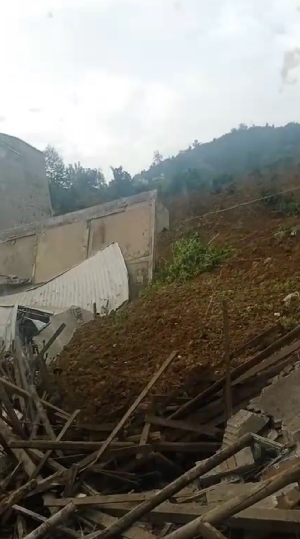 滑坡灾害中倒塌的房屋。受访者供图